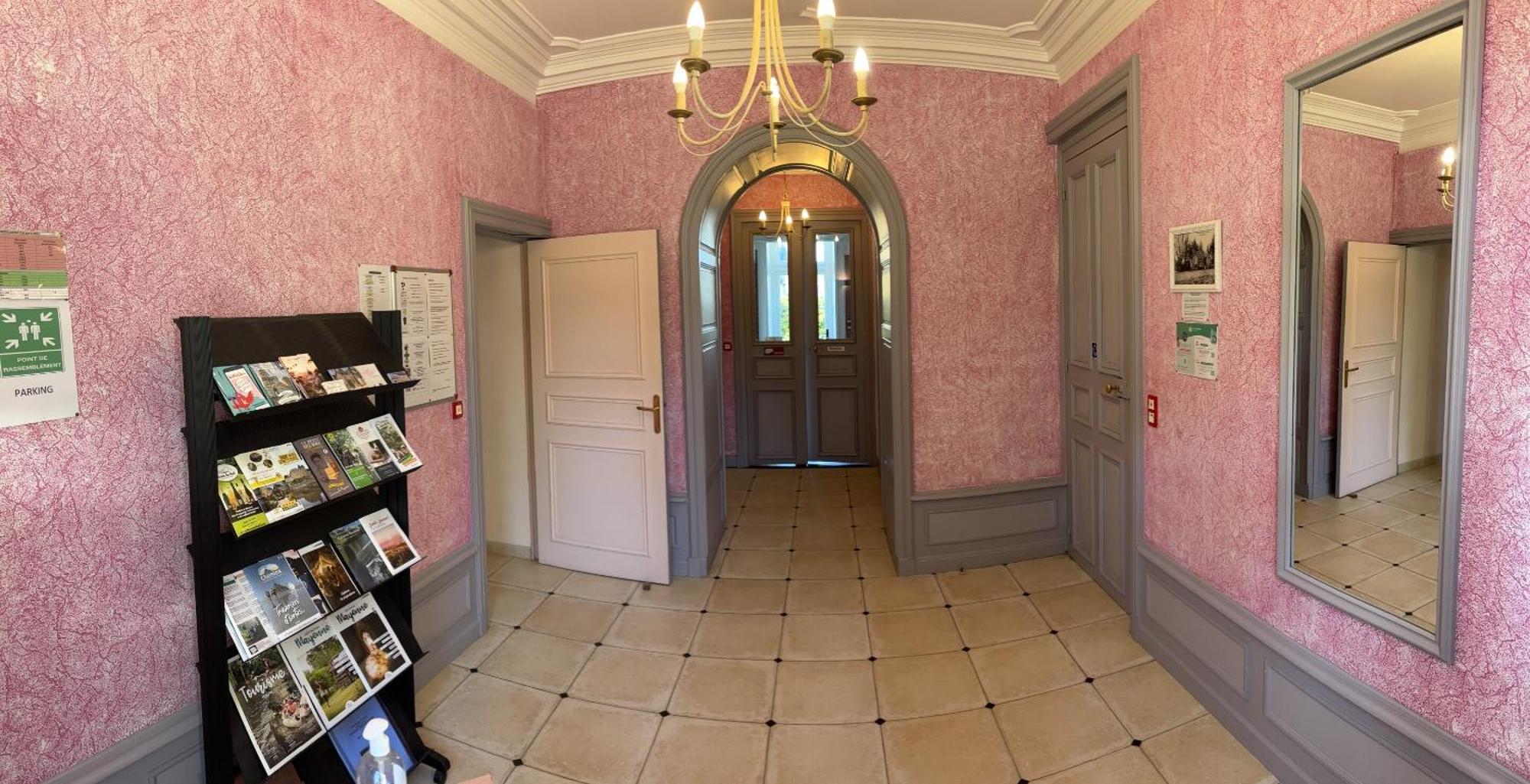 Chateau Du Bourg Saint-Denis-de-Gastines Exterior photo